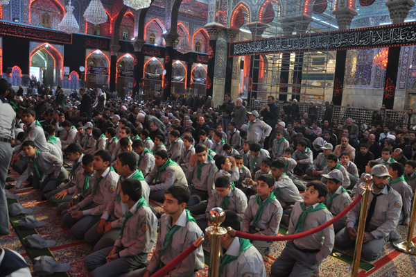 العناصر الكشفية تصلي الجماعة في حرم الامام الحسين عليه السلام